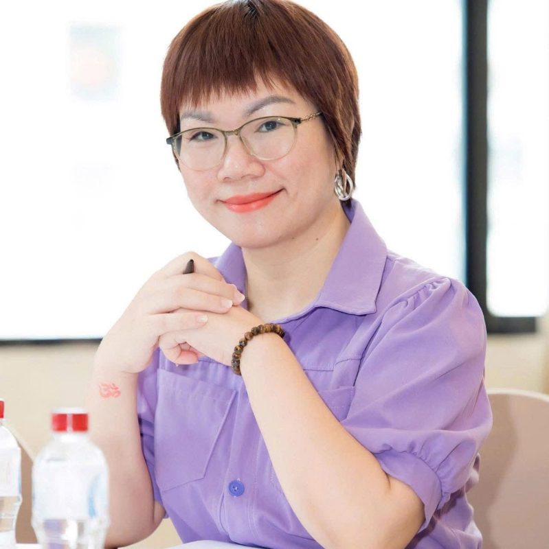 Coach Huệ Cao (Annie) trong một buổi chia sẻ cùng phụ nữ Việt