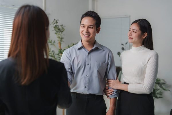 Cặp đôi bắt tay chuyên gia trong buổi tư vấn hôn nhân