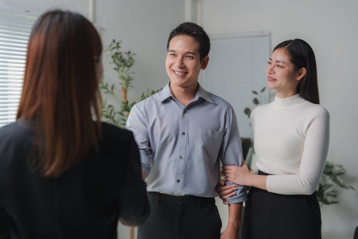 Cặp đôi bắt tay chuyên gia trong buổi tư vấn hôn nhân