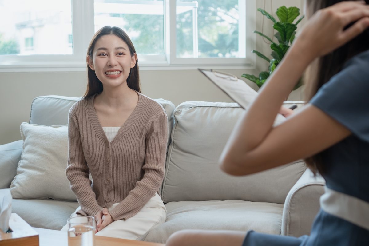 Người phụ nữ trầm tư bên cửa sổ, hình ảnh mở đầu hành trình tìm lại bình an